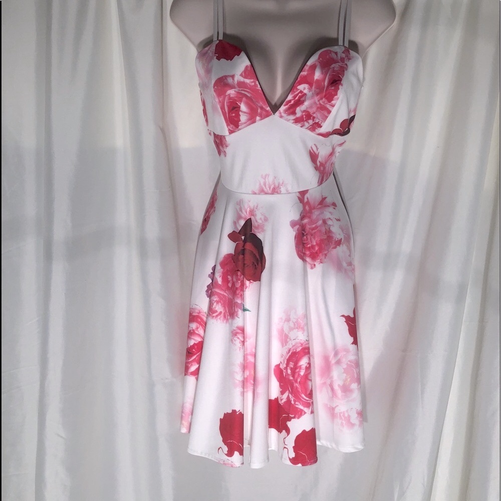 Flirty retro circle skirt pin-up dress. In time to treat your Valentine Fits a M